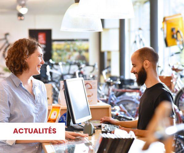 Une femme paie sa location de vélo en caisse.